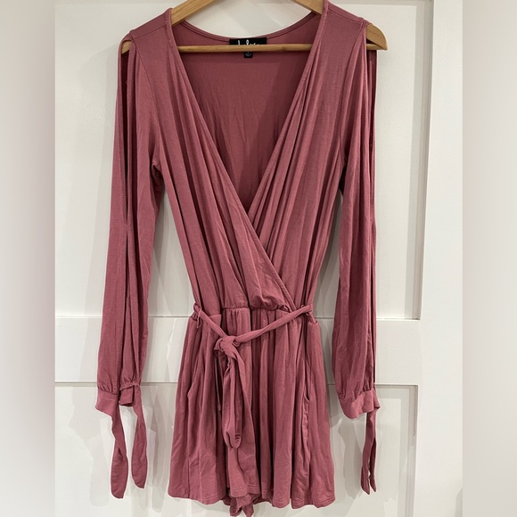 Lulu's Dusty Rose Long Sleeve Short Romper with Arm Slits and Pockets Size S - Picture 2 of 7